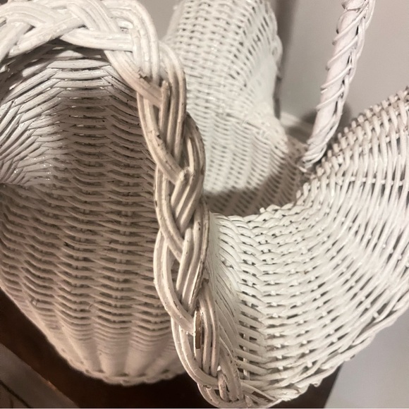 Vintage Wicker Wavy Ruffled Trompe L'Oeil Basket with Handle - Picture 3 of 9